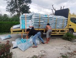 Kepala Desa Siabal-abal V Salurkan Pupuk NPK MUTIARA Kepada masyarakatnya