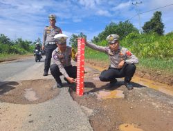 Lubang Jalan Di KM 36 Trans Kalimantan Telan Nyawa Polisi Lakukan Penanganan Darurat