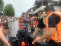 Polda Kalbar Terjunkan Tim SAR Untuk Bantu Masyarakat Terdampak Banjir Di Desa Darit.