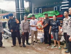 Pasca Banjir Polsek Menyuke Distribusikan Bantuan Sembako Dari Posko Penerimaan Bantuan Bencana Banjir Polres Landak 