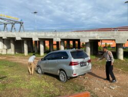 Unit Lantas Polsek Pontianak Timur Bantu Warga dengan Ban Pecah di Bawah Tol Jembatan Kapuas 1