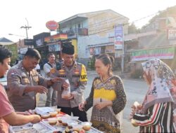 Polsek Pagaden Subang Bagikan Ratusan Takjil, di Depan Mako Polsek