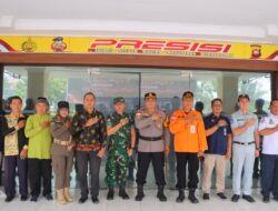 Dandim 1205/Sintang Hadiri Apel Gelar Pasukan Operasi Ketupat Kapuas Tahun 2025 Polres Sintang 