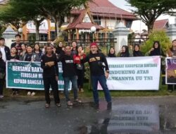 Dukung Penuh Atas Disahkan UU TNI Yang Baru, Masyarakat Sintang Gelar Aksi Bagi Takjil