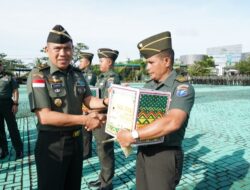 Ringankan Beban Anggota, Pangdam XII/Tpr Berikan Bingkisan Lebaran Kepada Prajurit dan PNS
