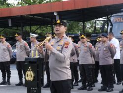 Pererat Tali Silaturahmi Dan Saling Memaafkan Di Suasana Perayaan Idul Fitri 1446 H, Kapolda Kalbar Memimpin Apel Pagi Sekaligus Halal Bihalal