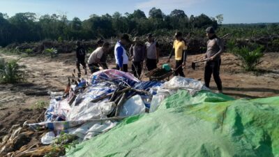 Dukung Ketahanan Pangan, Polsek Mandor Bersama Warga Bersihkan Dan Siapkan Lahan Tanam