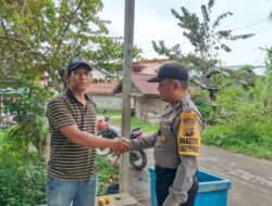 Bhabinkamtibmas Polsek Kota Baru Menyambangi Masyarakat Berikan Himbauan Kamtibmas