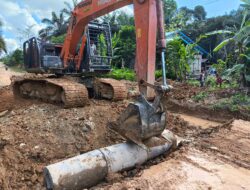 Satgas TMMD ke-124 Kodim 1204/Sanggau Bersama warga Perbaikan Gorong-gorong