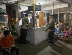 Personel Polresta Pontianak Sambangi Petugas Keamanan Di Jalan  Ismail Marzuki Antisipasi Aksi Premanisme
