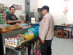 Patroli Polsek Ngabang Menyasar Ke Pertokoan Himbau Kepada Warga Untuk Melapor Apabila Ada Aksi Premanisme