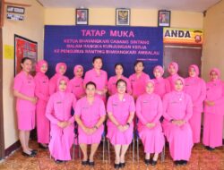 Ketua Bhayangkari Cabang Sintang Ny. Nina Nyoman Budi Kunjungi Polsek Ambalau