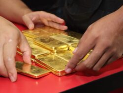Polresta Pontianak Timbang 47 Keping Emas Sitaan Terkait Dua Laporan Polisi dengan total berat 32,9 kilogram