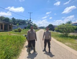 Warga Kuala Behe Sedang Melangsungkan Adat Balala Polsek Kuala Behe Lakukan Monitoring