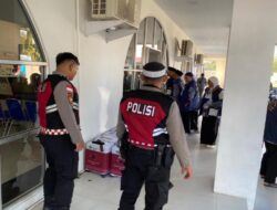 Polres Sanggau Kawal Keberangkatan 105 Jamaah Haji Menuju Pontianak