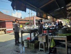 Patroli Di Pasar Anggota Polsek Mandor Berdialog Dan sampaikan Himbauan Kamtibmas 