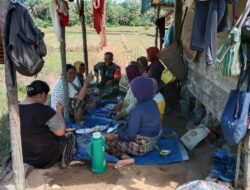 Kebersamaan Babinsa 1209-06/Ledo Dengan Kelompok Tani Dalam Penanaman Padi