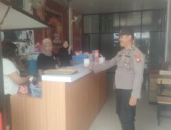 Polsek Air Besar Sapa Warga yang Sedang Santai