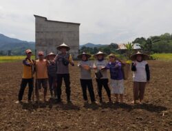 Dukung Ketahanan Pangan Bintara penggerak tanam jagung bersama Poktan.