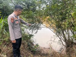 Anggota Polsek Laur Lakukan Pengecekan Debit Air Sungai Laur Kondisi Wilayah Terpantau Aman Dari Banjir