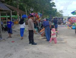 Kanit Patroli Polsek Kendawangan Laksanakan Patroli Rutin Di Wilayah Wisata Pantai Pasir Putih