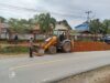 Polsek Belimbing Bersama Masyarakat Dan Pihak SDN 1 Pemuar Buka Bahu Jalan