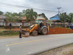 Polsek Belimbing Bersama Masyarakat Dan Pihak SDN 1 Pemuar Buka Bahu Jalan