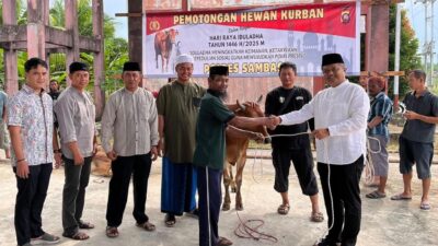Polres Sambas Laksanakan Penyembelihan Dan Pendistribusian Hewan Kurban