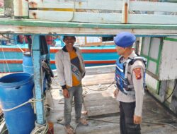Sat Polairud Polres Ketapang Laksanakan Patroli Rutin Dan Himbau Nelayan Untuk Waspada Cuaca 