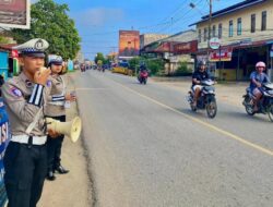Mobil Patwal Satlantas Polres Sekadau Sekadau Sisir Kota Imbau Warga Tertib Lalu Lintas