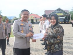 Kapolres Sambas AKBP Wahyu Jati Wibowo Berikan Reward kepada Personel Berprestasi Sebagai Bentuk Apresiasi Kinerja