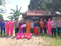 Jelang Hari Bhayangkara ke-79, Kapolres Sintang Salurkan Bansos
