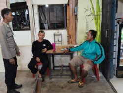 Sambangi Warga Saat Patroli Malam Begini Akrabnya Polisi Dan Masyarakat