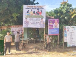 Bhabinkamtibmas Polsek Manis Mata Pasang Spanduk Pilkades Damai
