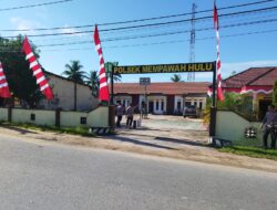 Polsek Mempawah Hulu Pasang Umbul Umbul Semarakkan HUT Bhayangkara Ke 79