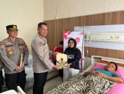 Anjangsana Hari Bhayangkara ke-79 Polda Kalbar Berikan Dukungan Dan Tali Asih kepada Anggota Polri Dan Keluarga Yang Sedang Dirawat