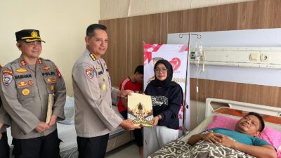Anjangsana Hari Bhayangkara ke-79 Polda Kalbar Berikan Dukungan Dan Tali Asih kepada Anggota Polri Dan Keluarga Yang Sedang Dirawat