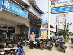 Anggota Polsek Mandor Patroli Siang, Temui Warga dan Sampaikan Pesan Penting