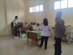 Personel Polsek Mandor Laksanakan Patroli Siang Menggunakan Mobil Dinas