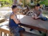 Patroli Siang Polisi Temui Warganya Yang Sedang Duduk Santai  Dan Menyampaikan Kamtibmas