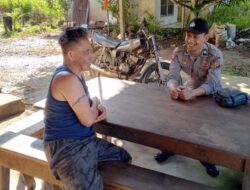 Patroli Siang Polisi Temui Warganya Yang Sedang Duduk Santai  Dan Menyampaikan Kamtibmas