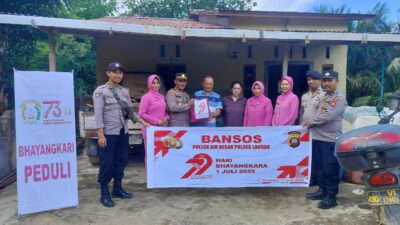 Peduli Dan Berbagi  Polsek Air Besar Salurkan Bansos Sambut HUT Bhayangkara ke-79