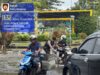 Personel Sat Samapta Polres Ketapang Bantu Warga Yang Kendaraannya Mogok Akibat Banjir