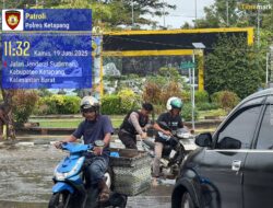 Personel Sat Samapta Polres Ketapang Bantu Warga Yang Kendaraannya Mogok Akibat Banjir