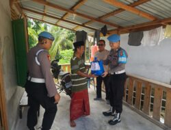 Anggota Propam Polres Sintang Terus Salurkan Bansos Kepada Masyarakat