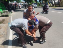 Personil Polsek Pontianak Barat Sigap Berikan Pertolongan kepada Warga Yang Pingsan Di Pinggir Jalan