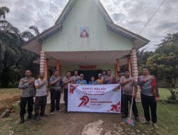 Peringatan Hari Bhayangkara ke 79 Kapolsek Menyuke Dan Anggota Bersih-Bersih Linkungan Gereja