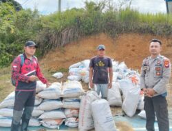 Polsek Menukung Salurkan Pupuk Kohe