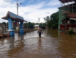 Anggota Polsek Nanga Tayap Menghimbau masyarakat  Waspada Banjir Peningkatan Debit Air makin Tinggi 