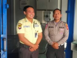 Dekatkan Diri Ke Masyarakat Polisi Sambangi Warga Saat Patroli Siang 